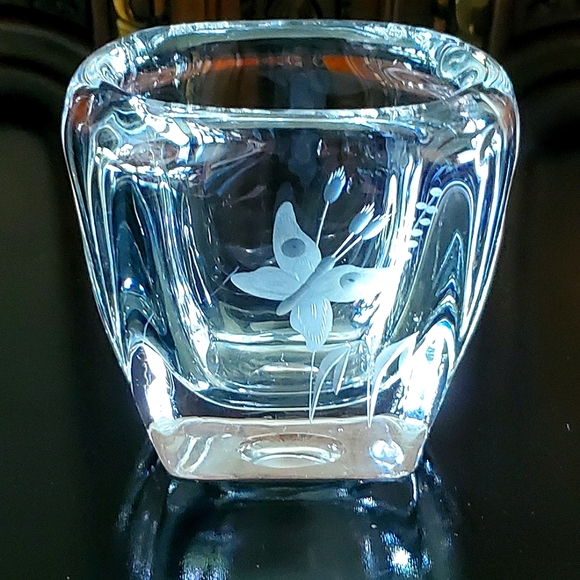 5 1/2" Tall Crystal Butterfly 🦋 Vase - Picture 9 of 13